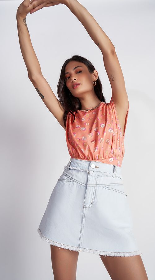 Saia Zinco Curta Five Pockets Barra Desfiada Jeans