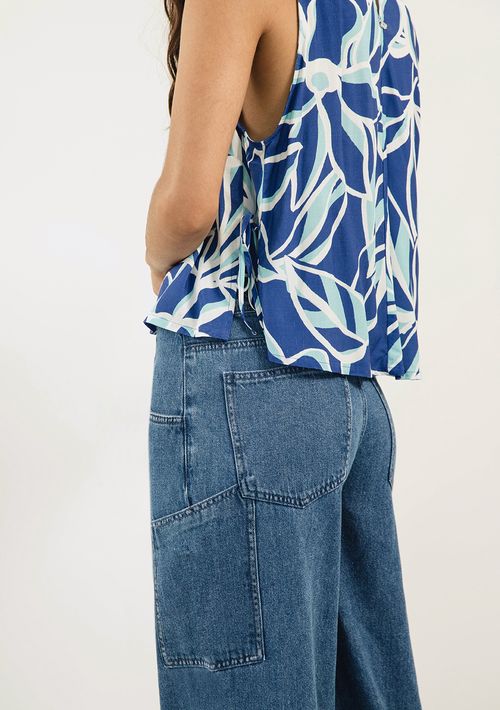 Blusa Zinco Decote Redondo Cavada Detalhe Lateral Azul