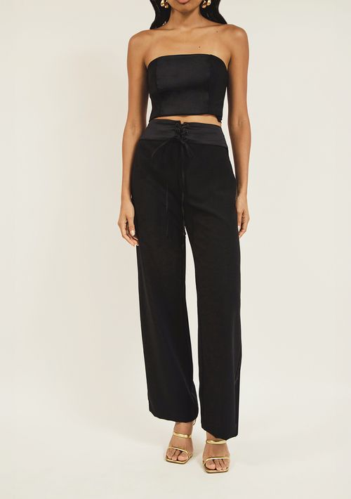 Calça Zinco Pantacourt Cós Alto Detalhe Ilhós Preto