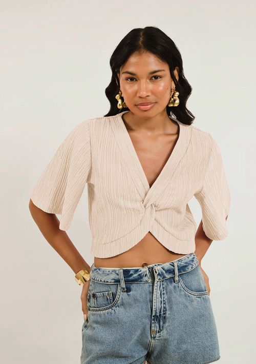 Blusa Zinco Decote V Manga Curta Detalhe Torção Cru