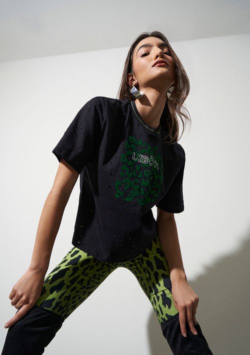 T-Shirt Lebôh Decote Ribana Estampa Localizada Preto