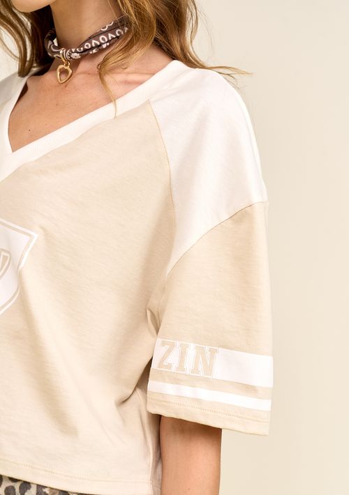 Camiseta Zinco Oversized Decote V Manga 3 Quartos Cropped Bege